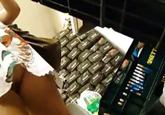 金伯利把她的白色长袜放在她的阴部里