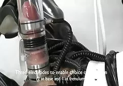 吸烟的金发女郎显示自然山雀