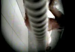 那家伙抓住他的妹妹做手淫，并让她吮吸