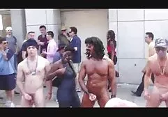 好人看向邻居并在后院操她
