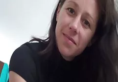 裸体女孩在自然中温柔的手淫着迷