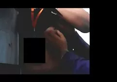 跳跃在绷床和指法的猫的白肤金发的女孩