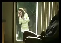 在秋千期间，女孩们和其他男人去了他妈的