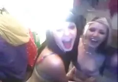十几岁的女孩（18岁）品尝了一只大公鸡并跨越了他