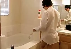 一个男人袭击了一个扎着辫子的女孩，并在屁股上狠狠打死了她