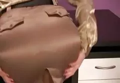 瘦弱的女儿做了按摩，然后手淫她的父亲