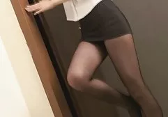 成熟的小鸡不想让年轻的邻居回家