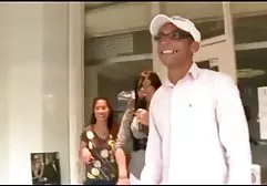 热辣的小鸡把一个男人的家伙包裹在她的内裤里。