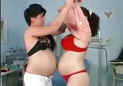 两个赤裸裸的俄罗斯娃娃炫耀他们剃光的阴户