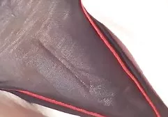 黑人妇女从墙上的洞吮吸白色鸡巴