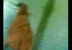 莉娜泵出阴唇，并在肛门乱搞自己