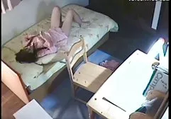 两个拉丁女孩蹲在浴室里用牛奶吮吸男人的阴茎