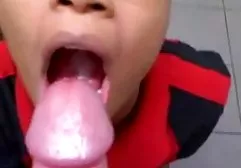 性感的Helga自豪地炫耀她光滑的乳房