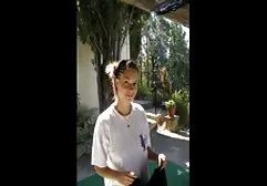 一个女孩的隐藏的射击在海的