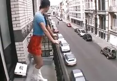 红胸兽与大胸部炫耀她华丽的双腿