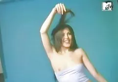 金发女郎纳迪亚在她的阴部得到暨