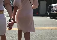 贪得无厌的狗在她的阴户烤成熟的女人和cums