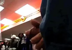 戴眼镜的金发女郎做了一个尖锐的口交，让癌症自己搞砸了