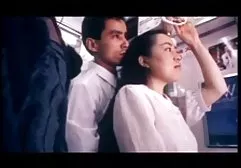 充满激情的年轻人chpoknul在屁股黑发的邻居
