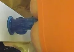 美丽的亚洲米兰达给她的同伴