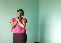 这个女孩用各种性玩具乱搞她的阴部