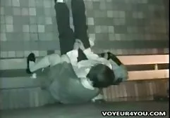 光与一个美丽的身影和一个人的钱交往