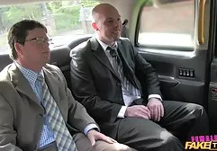 有大屁股的年迈的金发碧眼的女人与男性男性拧紧