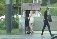 年轻人在她的房子里吮了成熟熟女在浴