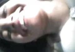 一个男人在长袜上的小鸡上抽出公鸡和cums