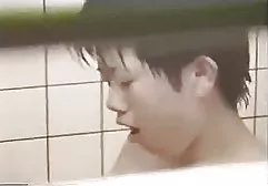 女孩向学生展示他们的性爱游戏
