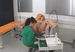 年轻的金发女郎在车里性交