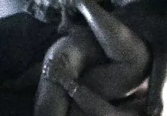赤裸的婴儿用相机裸照在城市的中间
