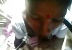 漂亮的女仆在乳胶和丝袜色情裸露