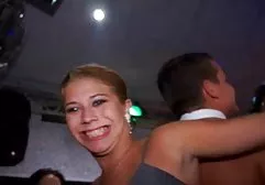 金发女郎用尿液抓住她的嘴