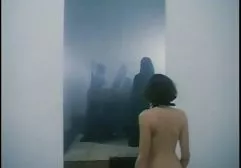 当他的朋友们在沙发上操蛋时，那家伙起飞了