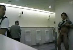 苗条的秘书巧妙地吸了她兴奋的成熟老板