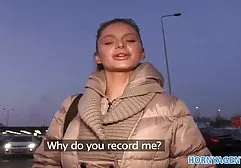 可爱在一个装裱的碗小便