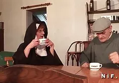 Jasinda Barrett在电影“Stained reputation”中的色情舞蹈
