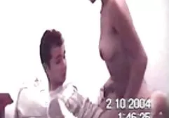 裸体女孩醒来后发现失去了她的情人