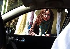 俘虏美女热他妈的跨女孩和男人