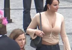 红头发的野兽舔了舔她的帽子和美腿