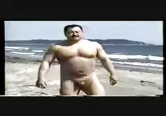 俄罗斯姑娘在洗澡时抽搐，把她的手指放在屁股和按振动器到她的阴部