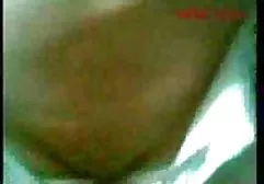 迷人的体操运动员做运动，并闪烁她美味的屁股。