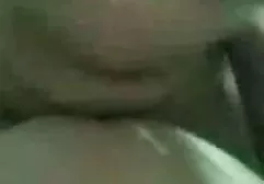 肌肉老板在他坚固的设备上很难适应一个狭隘的秘书