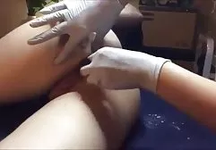 有美丽的山雀的成熟亚洲人为一个色情杂志起飞