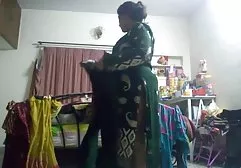 两个男人把女孩放在车里，性交