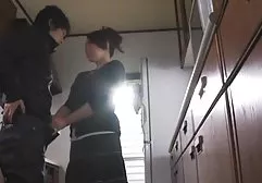 一名女性妇科医生操她的第一个患者strapon