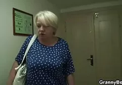 闷热的黑发伙伴完成了色情铸造的大胸部