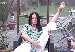 漂亮的模特色情摆姿势和舔她紧的山雀