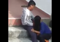 在婴儿床上的早晨爱抚手指如此甜蜜
